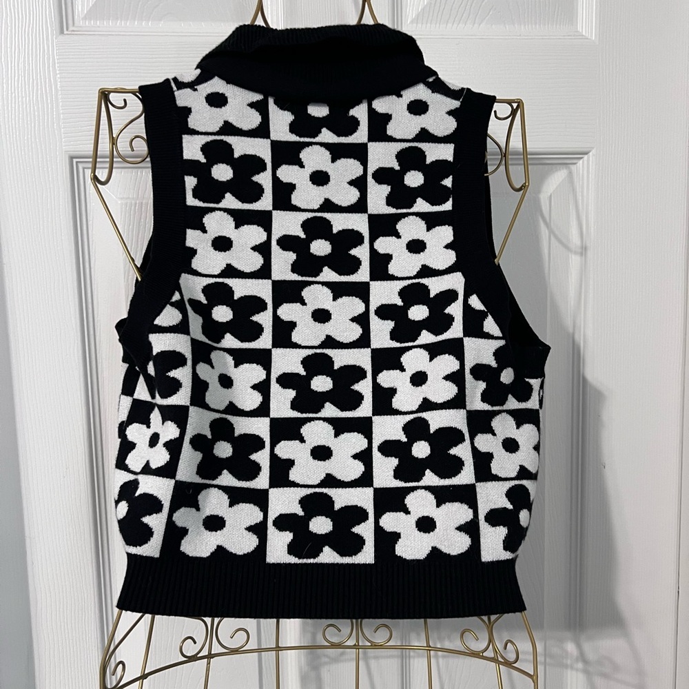 Say What? Black and White Floral Crop Top - Picture 5 of 7